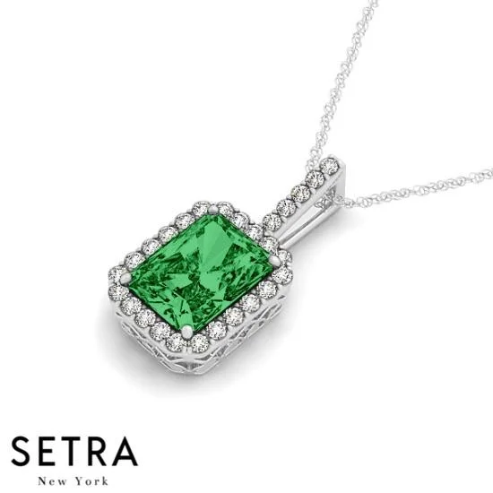 18K Gold Round Cut Diamonds & Green Emerald In Halo Setting Necklace