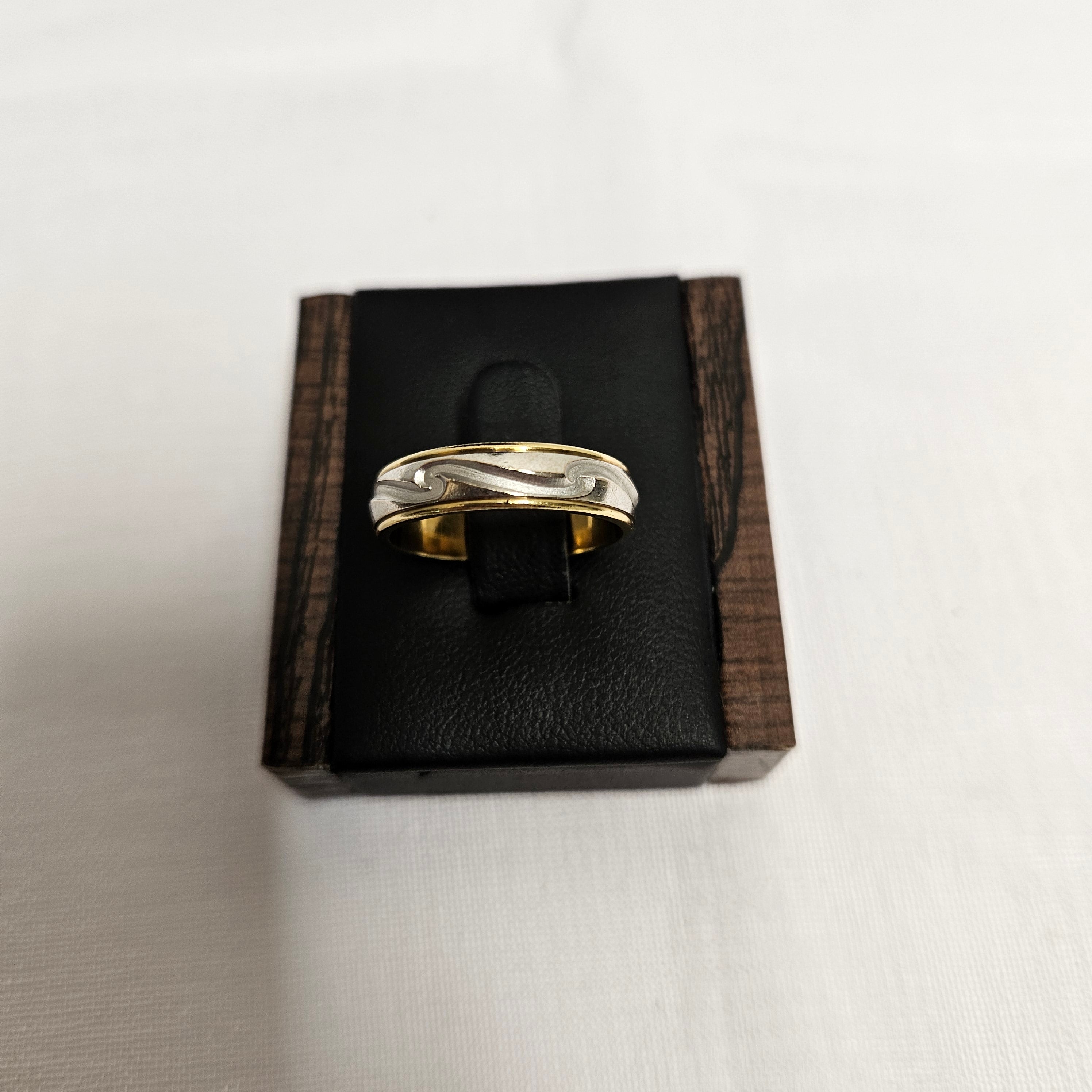 18ct Mens Detailed Ring