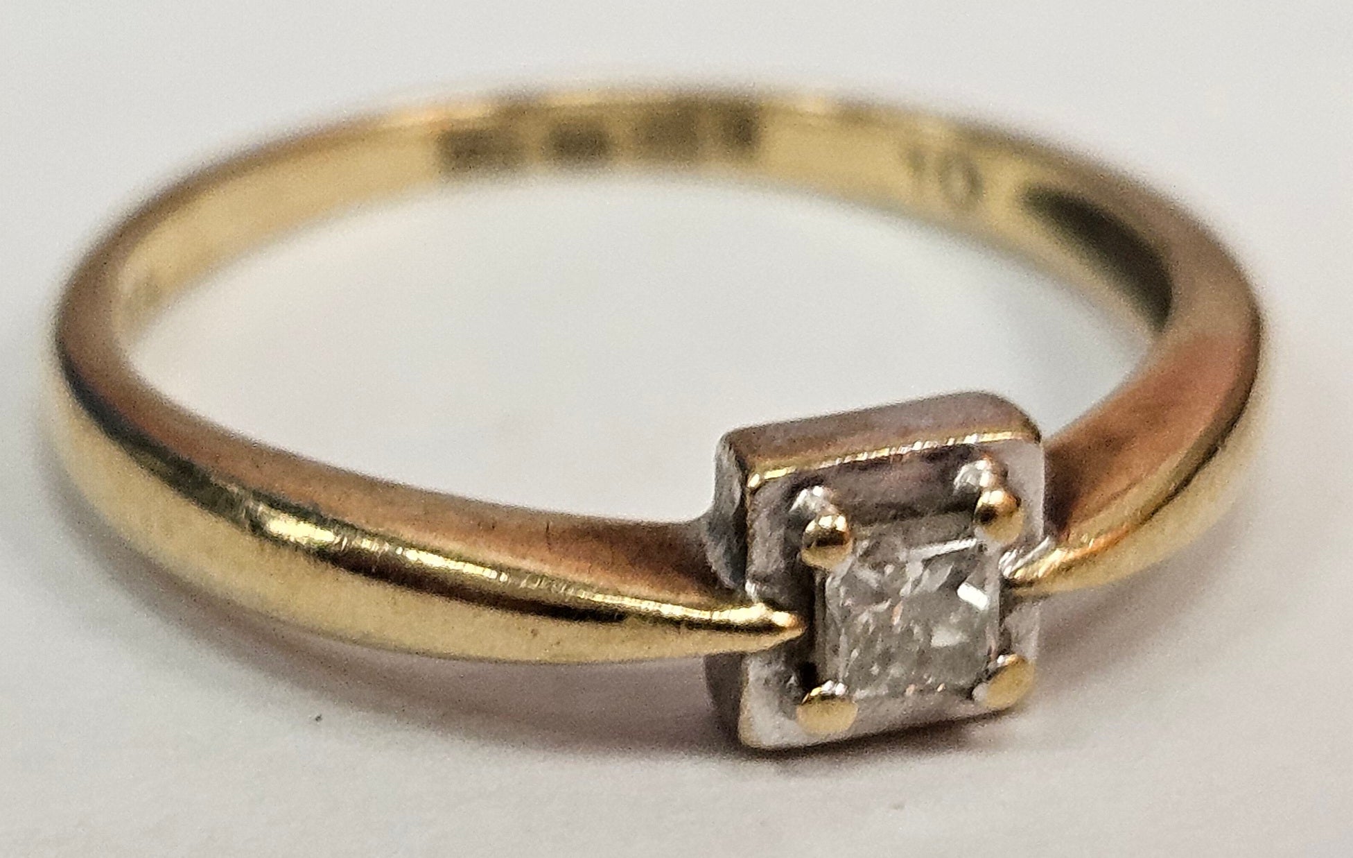 9CT & DIAMOND RING SIZE L LEIGH STORE