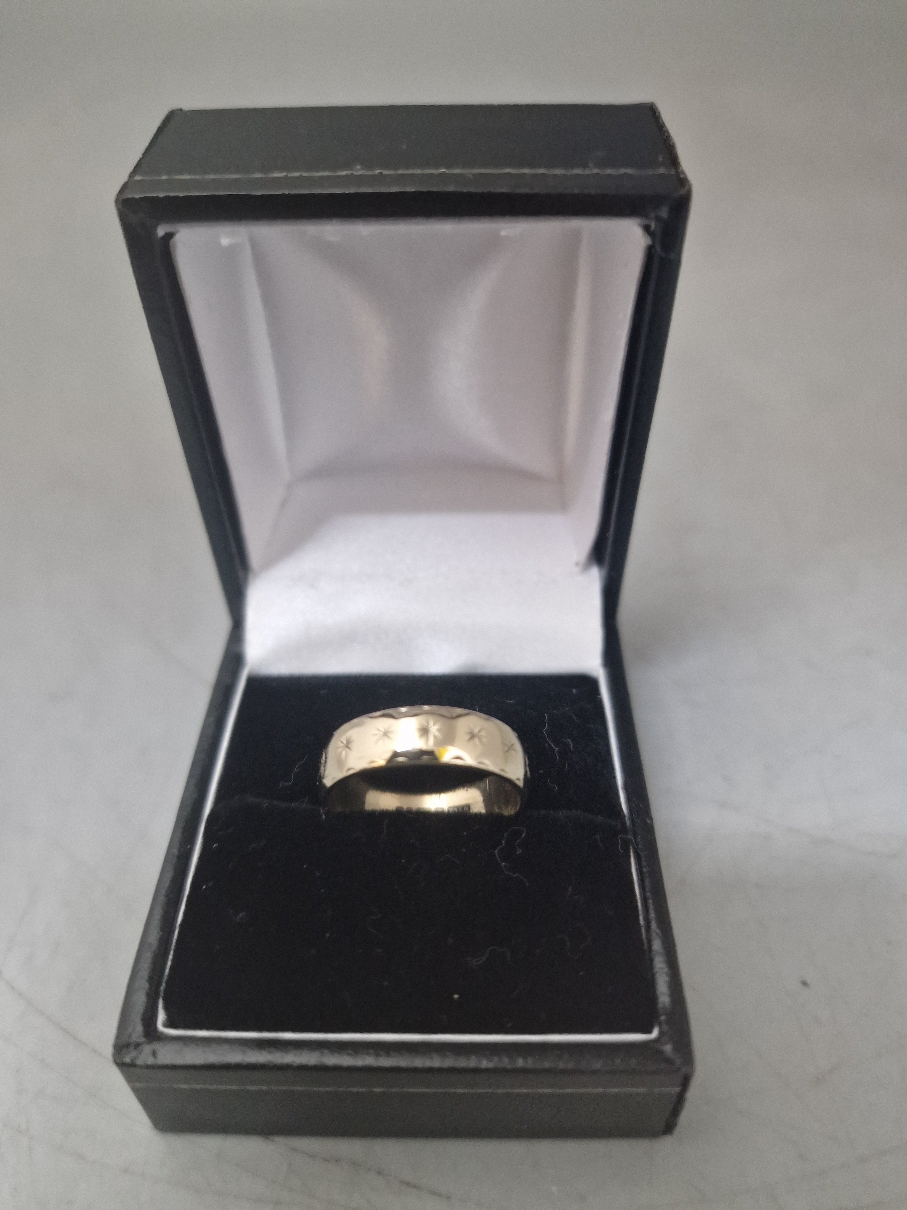 9ct Gold Ring 375 Size M 2.8G