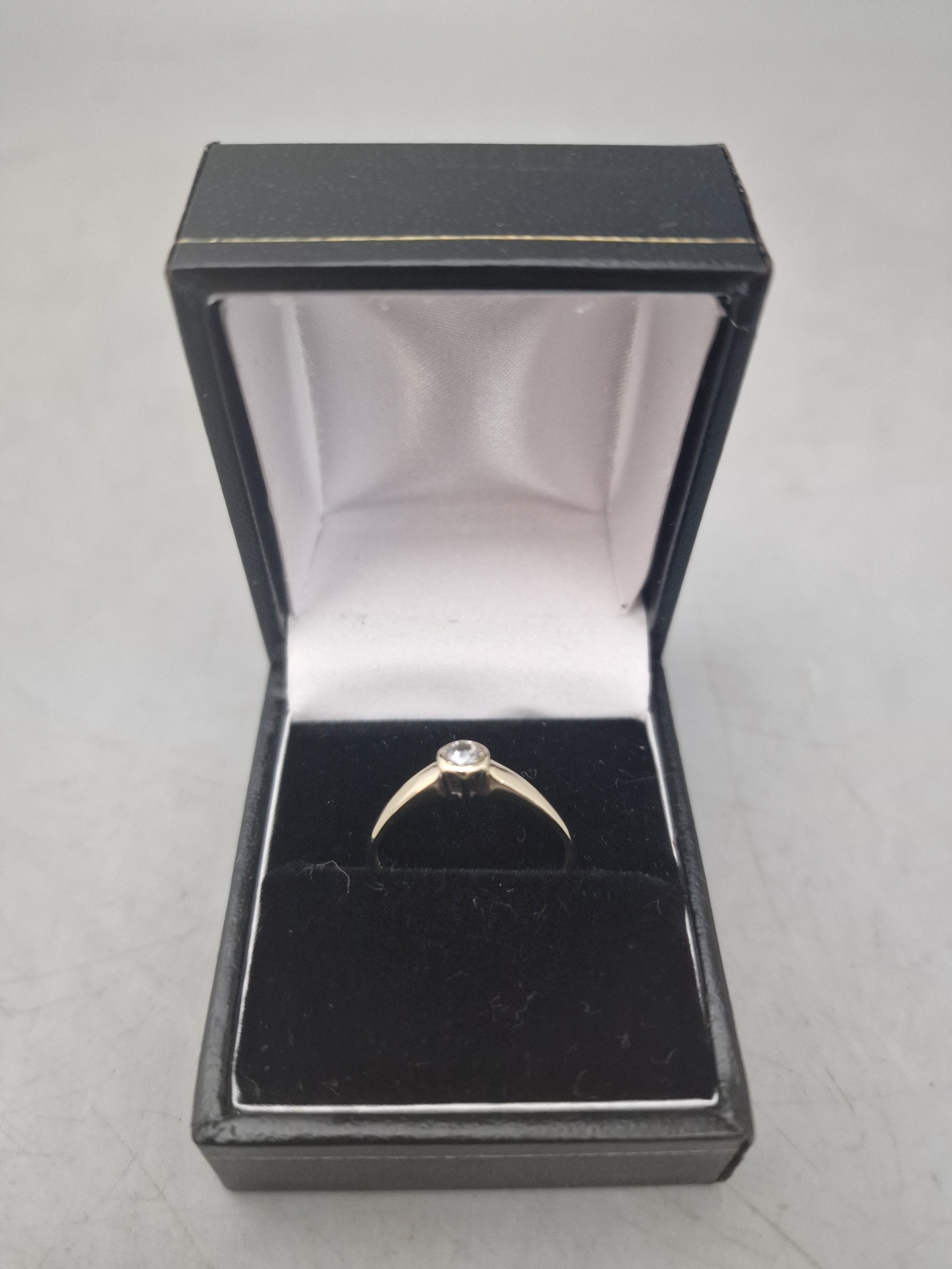 9ct Gold Ring 375 Size O 1.8G