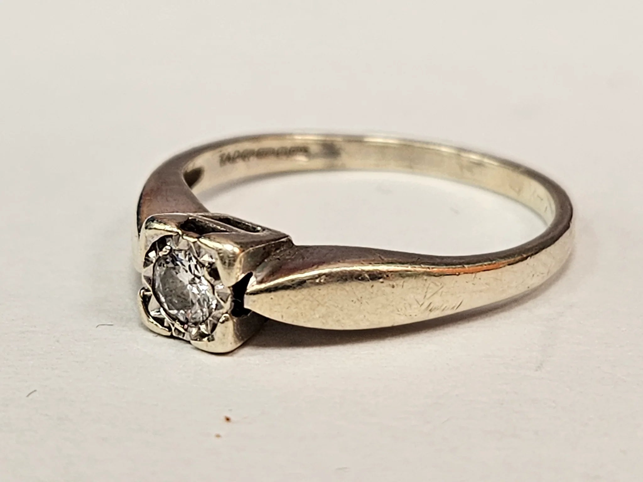 9CT GOLD RING WITH DIAMOND SIZE N/12