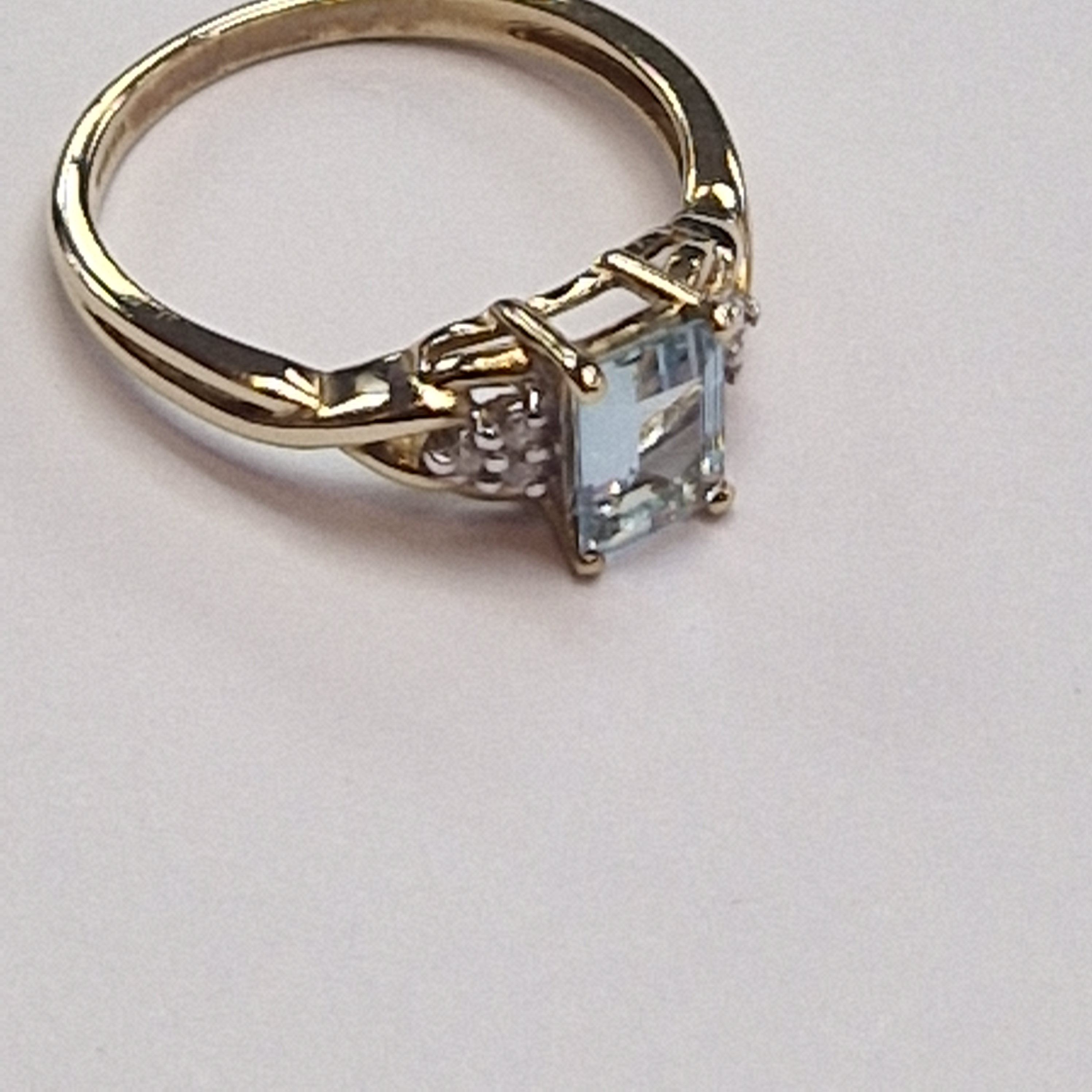 9CT GOLD RING WITH LARGE CZ STONE  & DIAMONDS 2.14G SIZE N PRESTON STORE