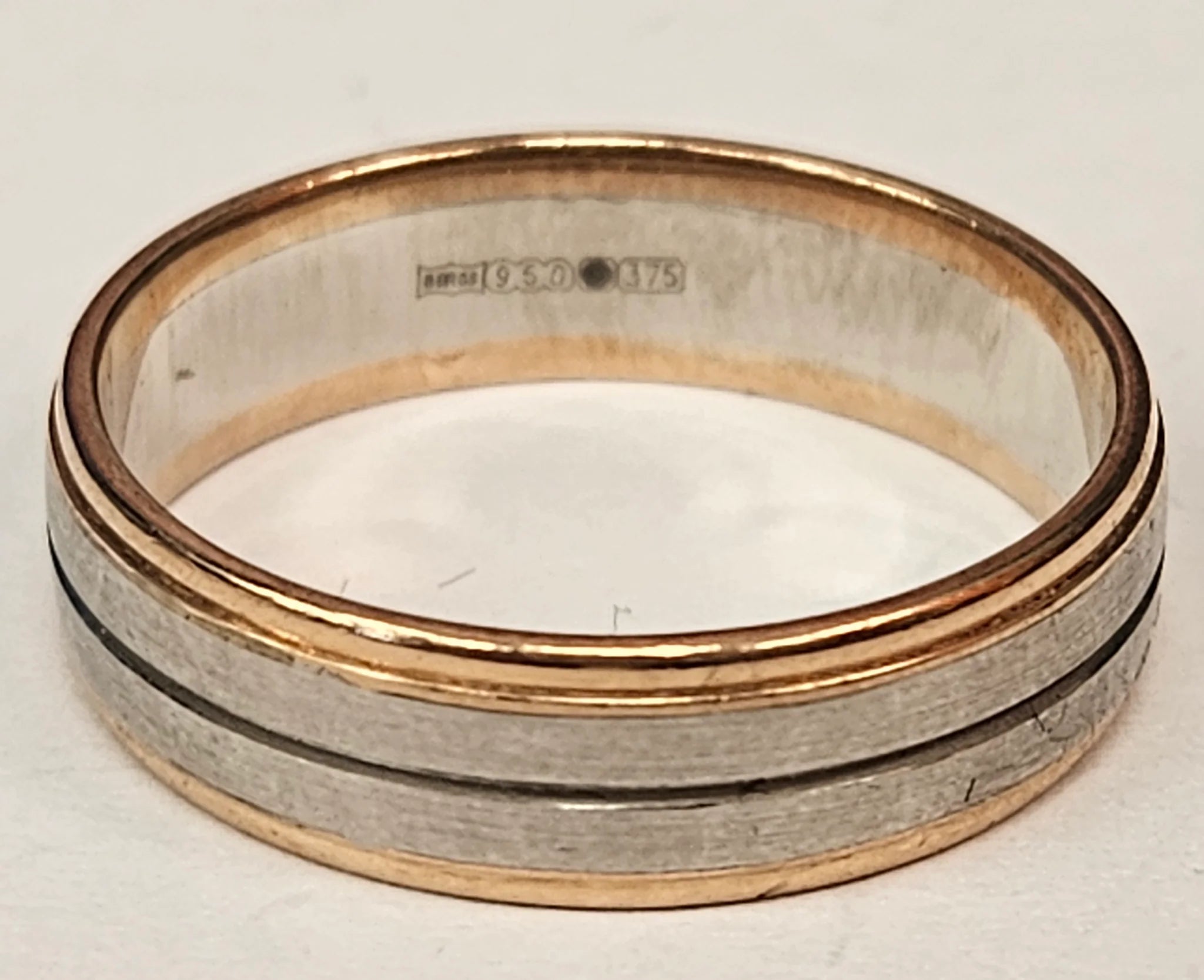 9CT & PLATINUM WEDDING BAND SIZE W 1/2