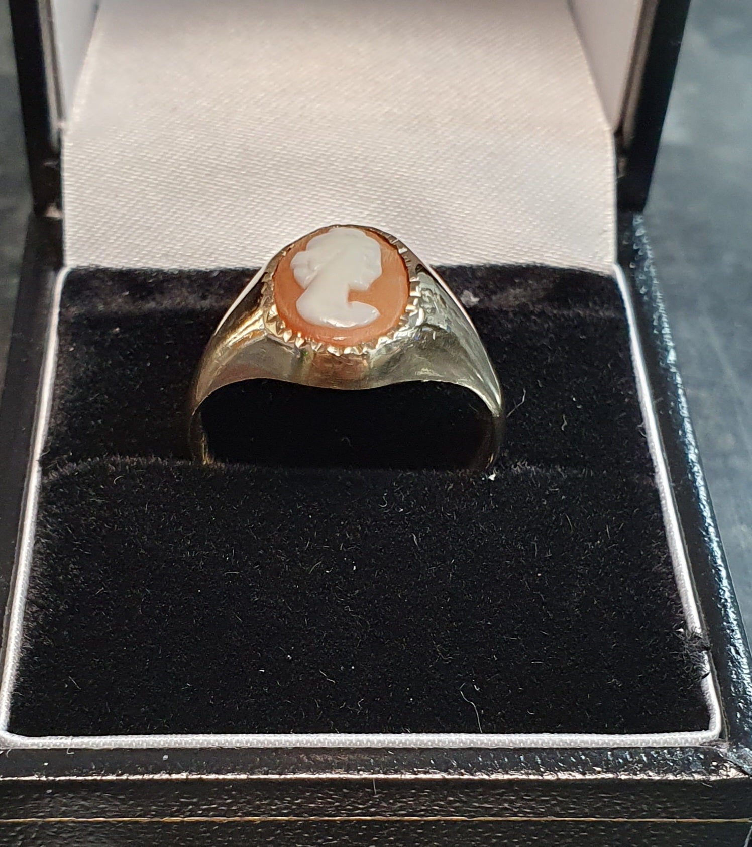 9ct Yellow Gold Cameo Ring - Size P - 2.77g