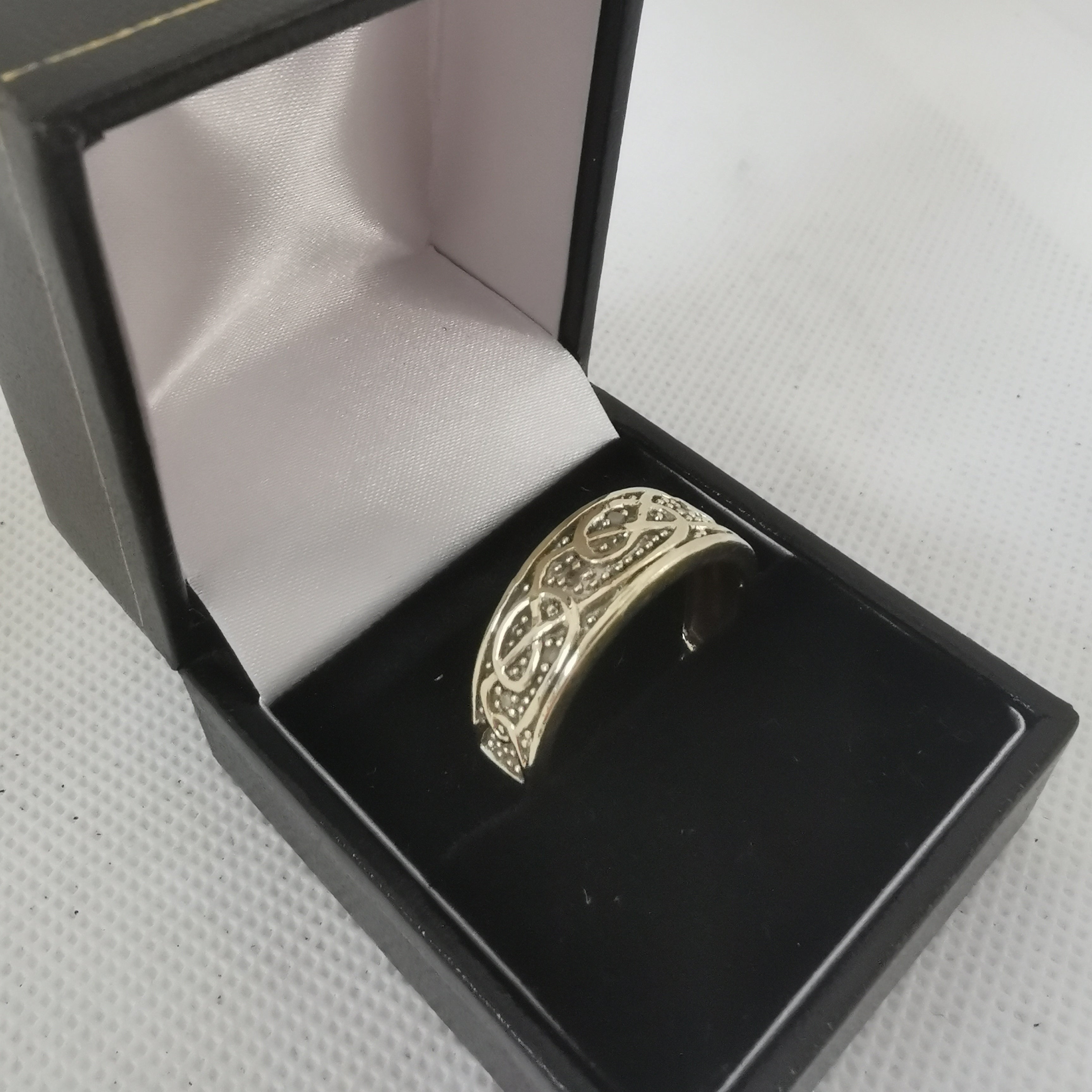 9K Gold Patterned, Diamond Ring - 6.4Grams, Size: V (BOX INCLUDED)